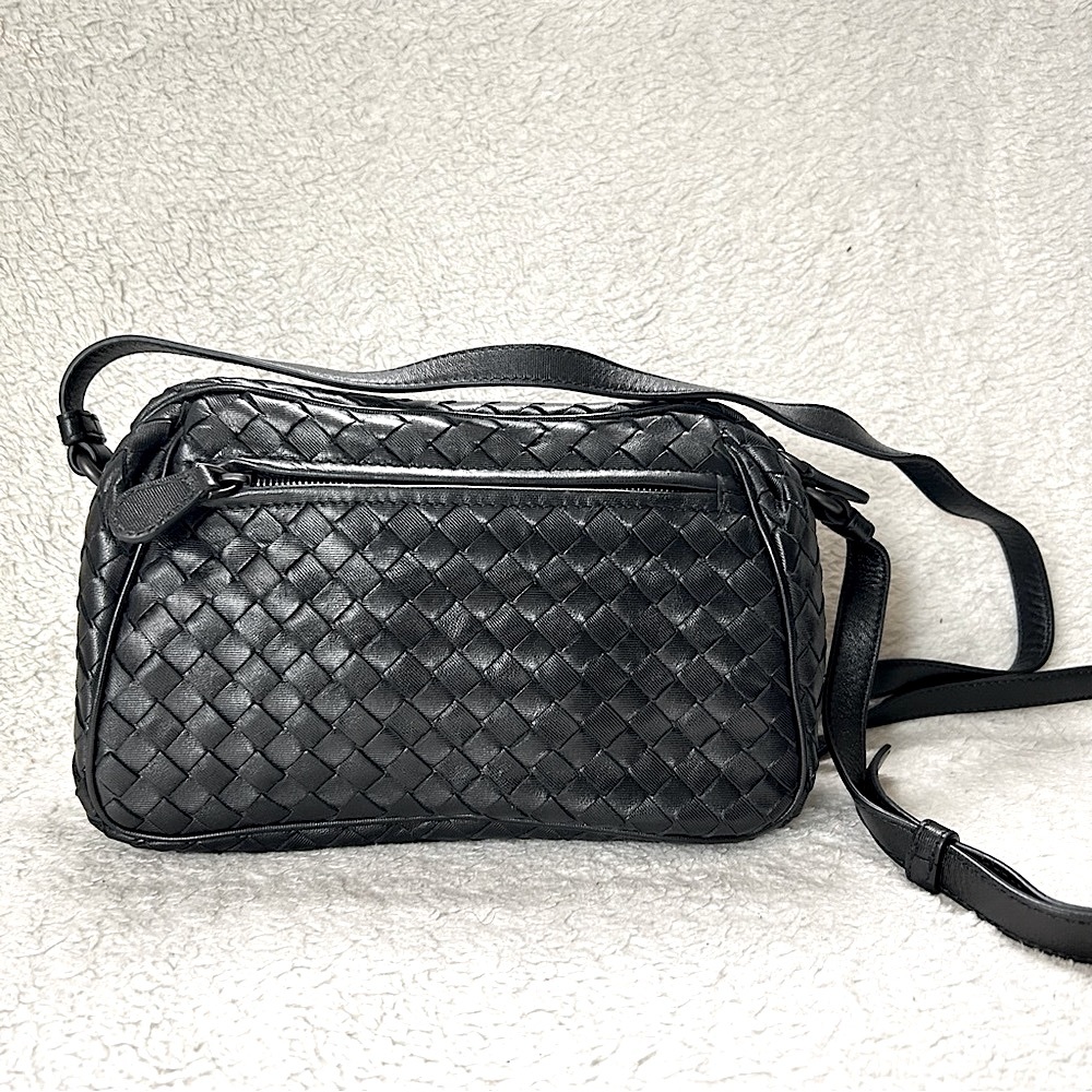NWT Authentic Bottega Veneta BV Intriciato Leather Zip Camera Bag Black